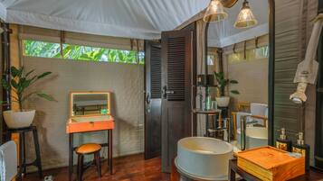 Separate tub and shower, hydromassage showerhead, free toiletries