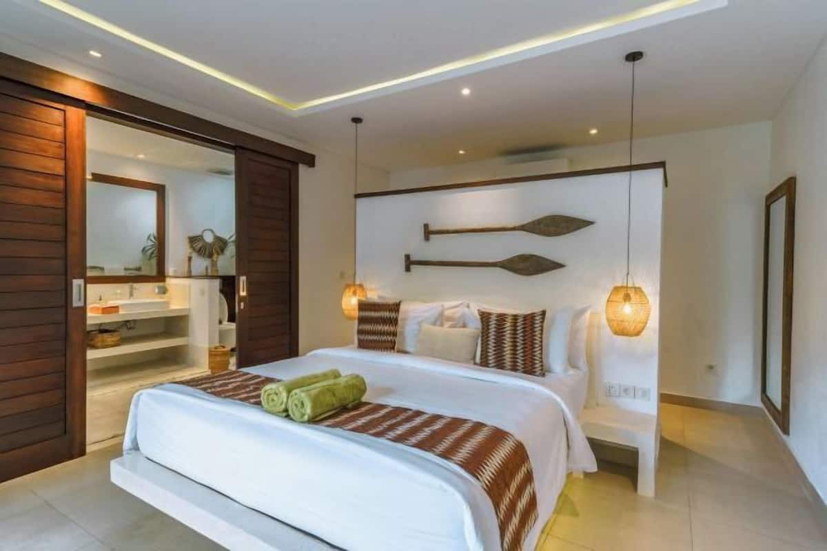 2 bedrooms, premium bedding, pillow-top beds, minibar
