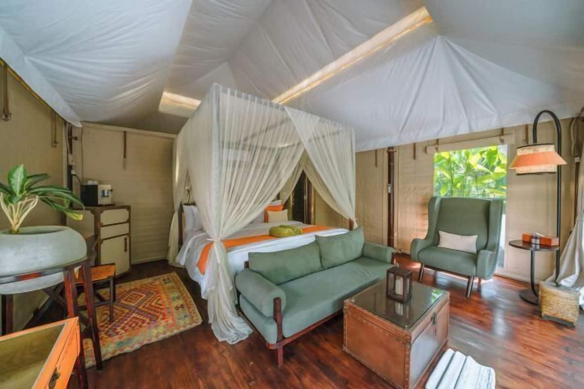 2 bedrooms, premium bedding, pillow-top beds, minibar