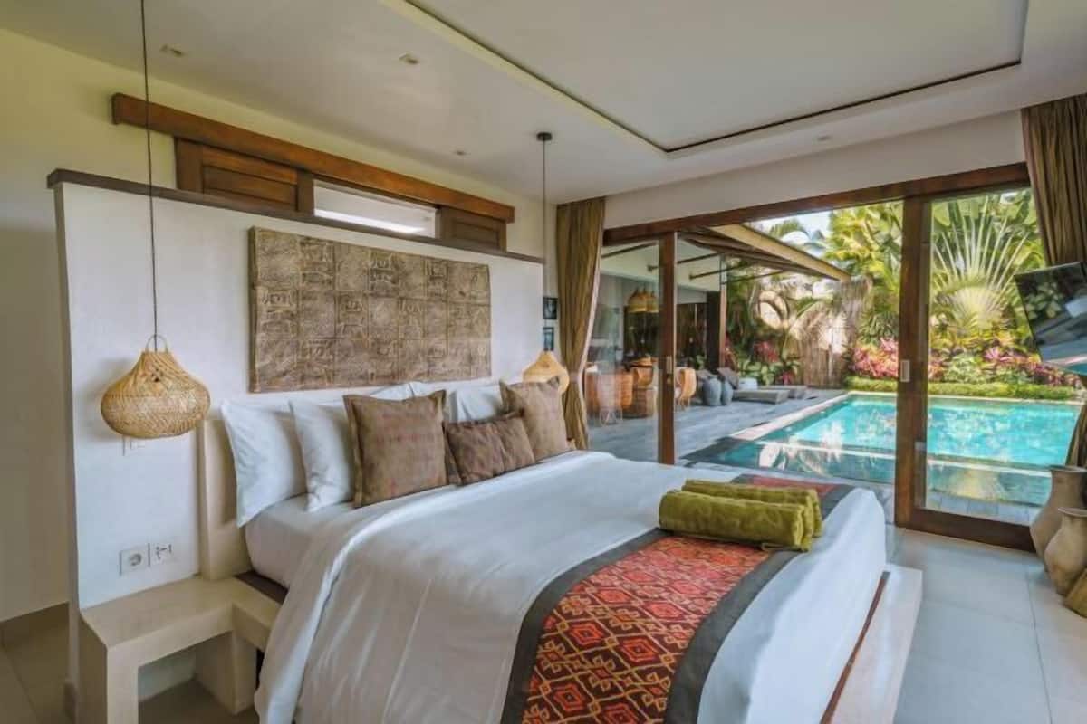 2 bedrooms, premium bedding, pillow-top beds, minibar
