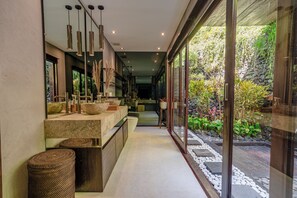 The Invisible Villa with Private Cinema - Adult Only | Badrum | Badkar och dusch och duschhuvud med massagefunktion