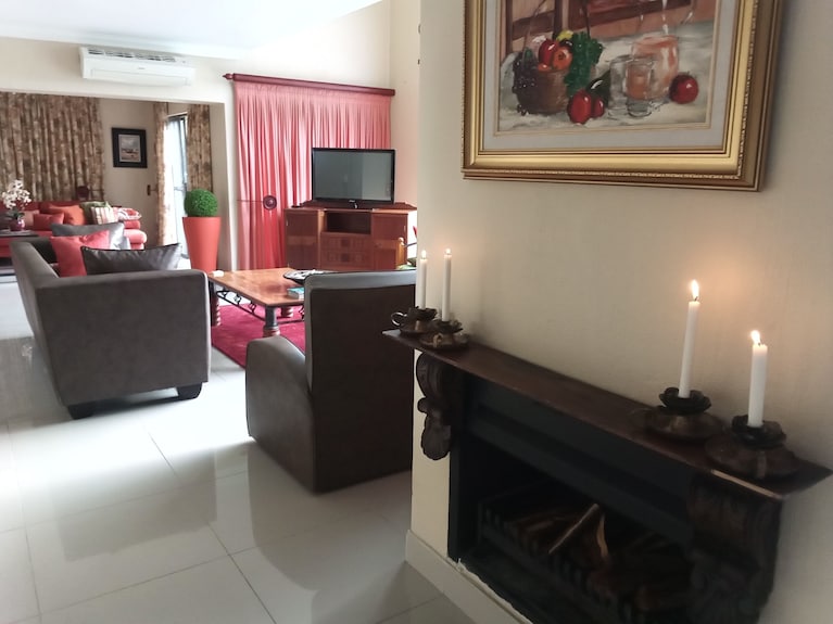 Westlake Waterfront Villa - Hartbeespoort