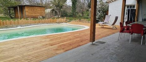 Una piscina al aire libre