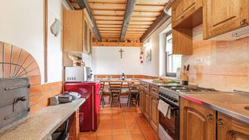 Cottage | Private kitchen | Fridge, microwave, oven, stovetop