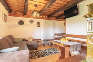 Cottage | Khu phòng khách | TV 30-inch có truyền hình kỹ thuật số, lò sưởi 