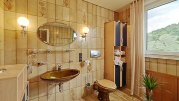 Badewanne, Handtücher, Toilettenpapier