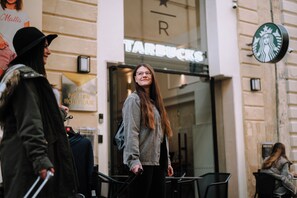 Un escaparate con letreros de Starbucks y de una boutique.