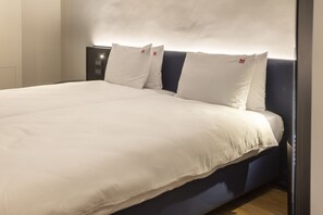 Duplex Suite, 1 Bedroom | Camas com colchões de espuma com sistema de memória, frigobar