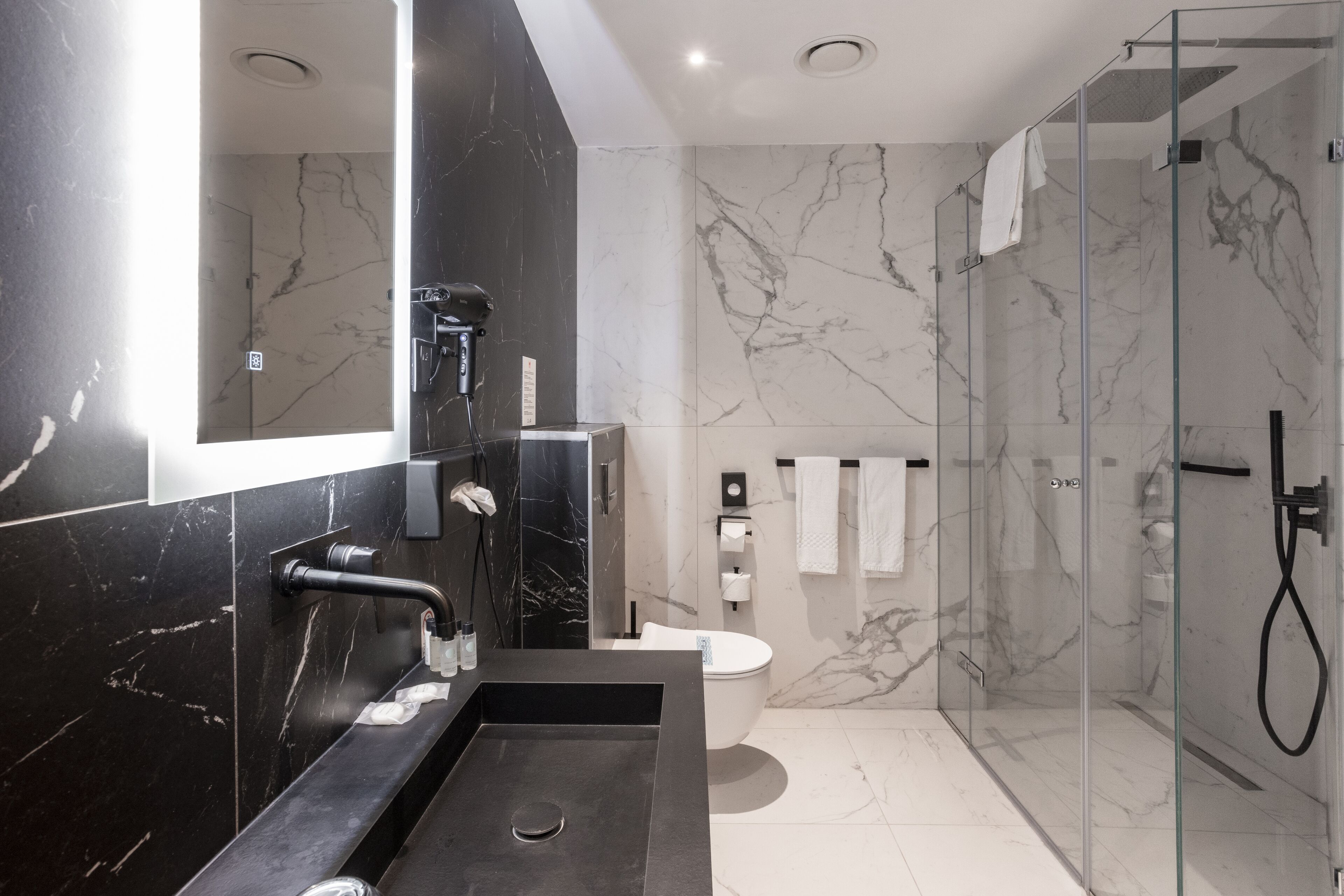 Artículos de higiene personal gratuitos, secador de pelo y zapatillas