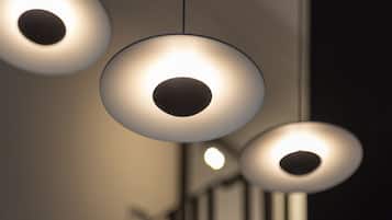 Tres lámparas colgantes con un diseño circular y una zona central más oscura, suspendidas del techo.