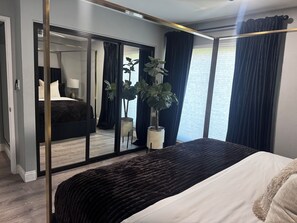 4 habitaciones, escritorio y tabla de planchar con plancha 