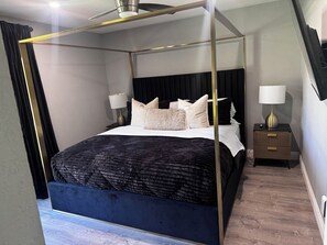 4 chambres, bureau, fer et planche à repasser, lit de bébé portatif