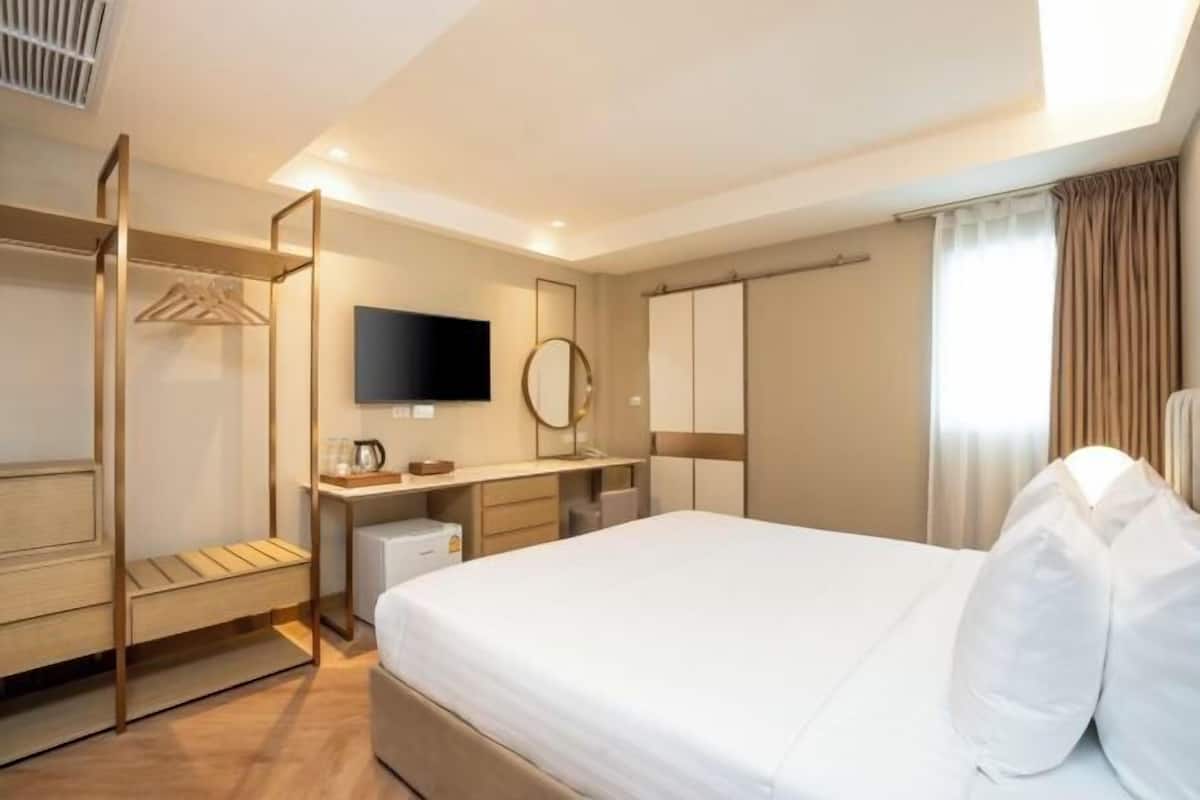Minibar, desk, blackout curtains, free WiFi