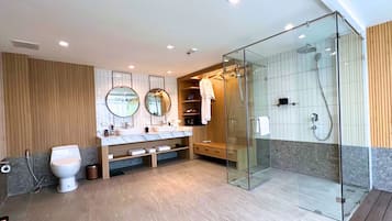 Away River Suite | Bathroom | Free toiletries, hair dryer, bidet, towels
