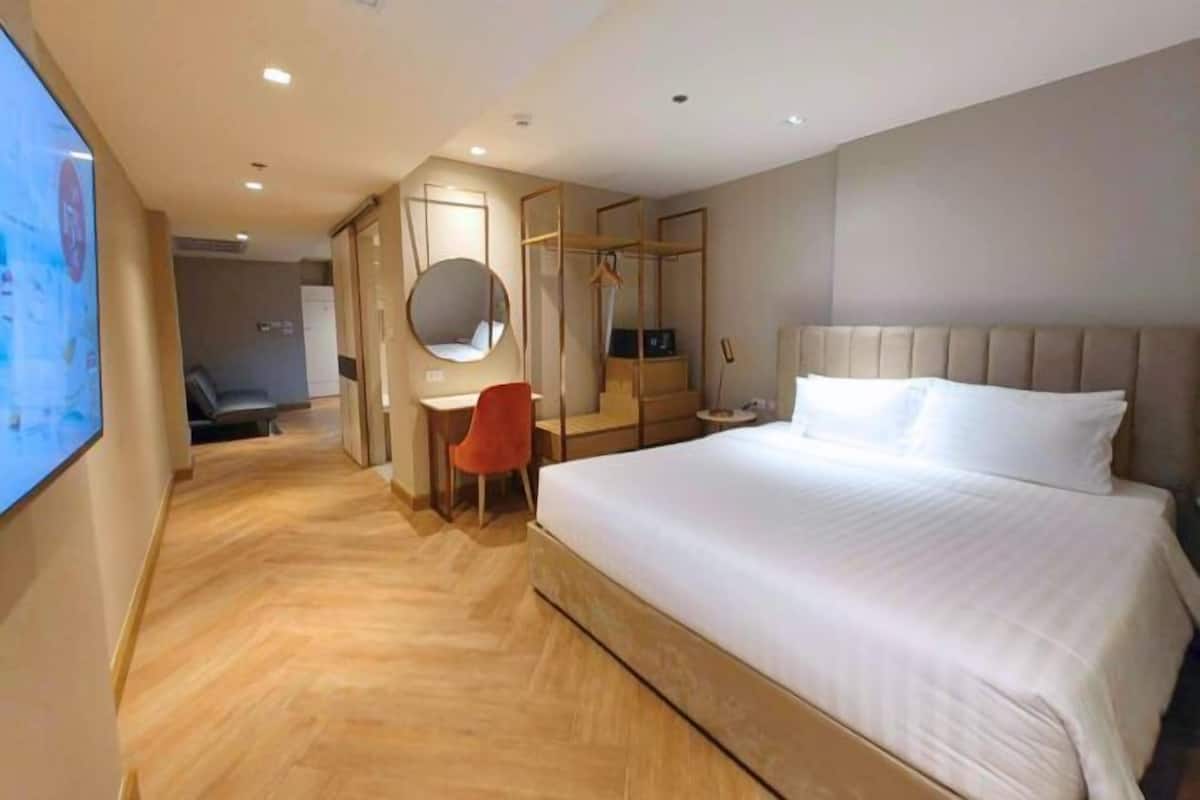 Minibar, desk, blackout curtains, free WiFi