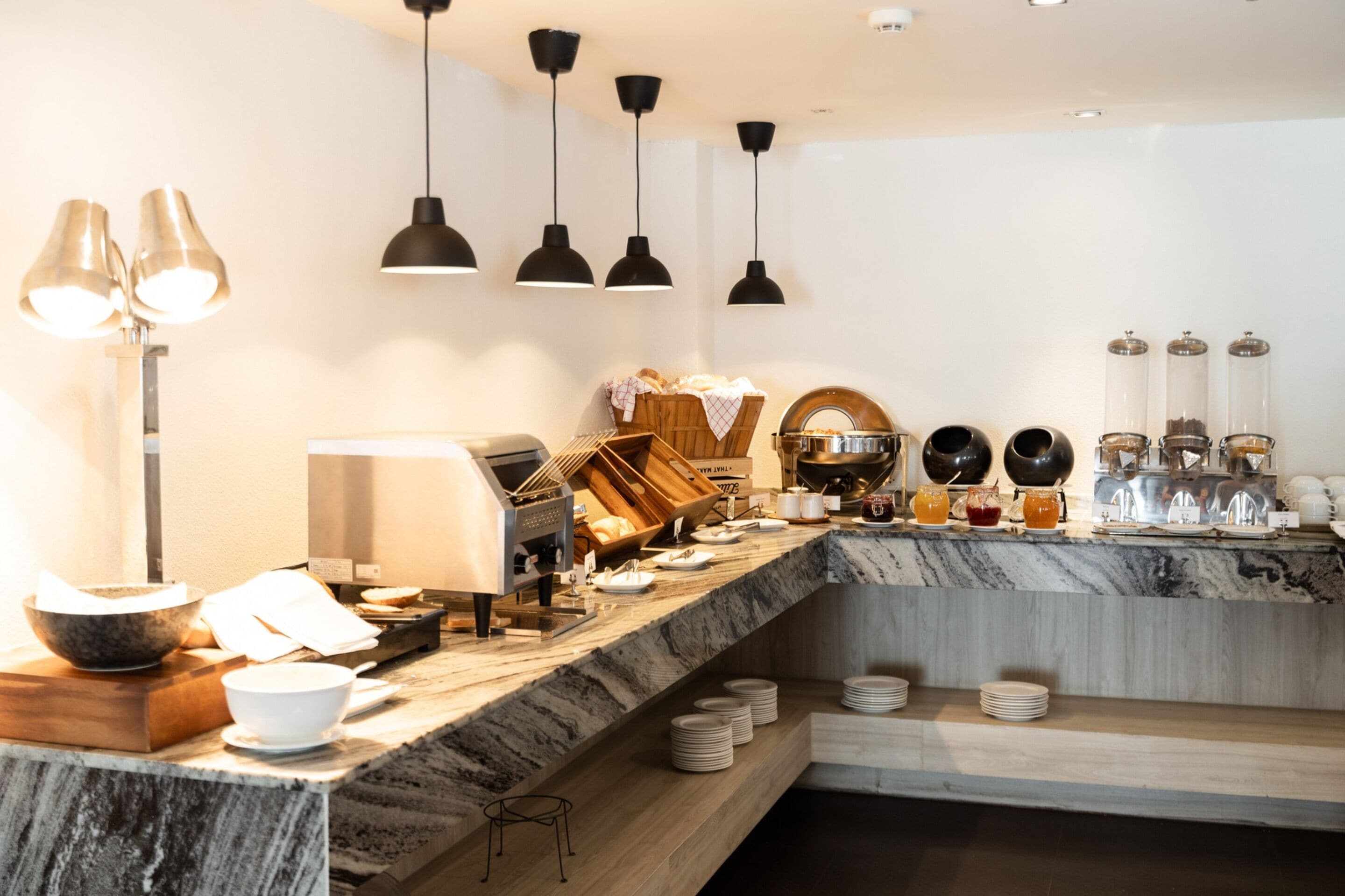 بوفيه فطور يوميًا بتكلفة قدرها (300 THB للشخص)