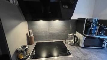 Kühlschrank, Mikrowelle, Ofen, Herdplatte