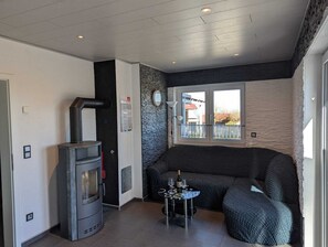 Fernseher, Kamin, DVD-Player, Tischfußball