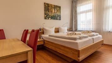 2 Schlafzimmer, Schreibtisch, Bügeleisen/Bügelbrett, Reisekinderbett