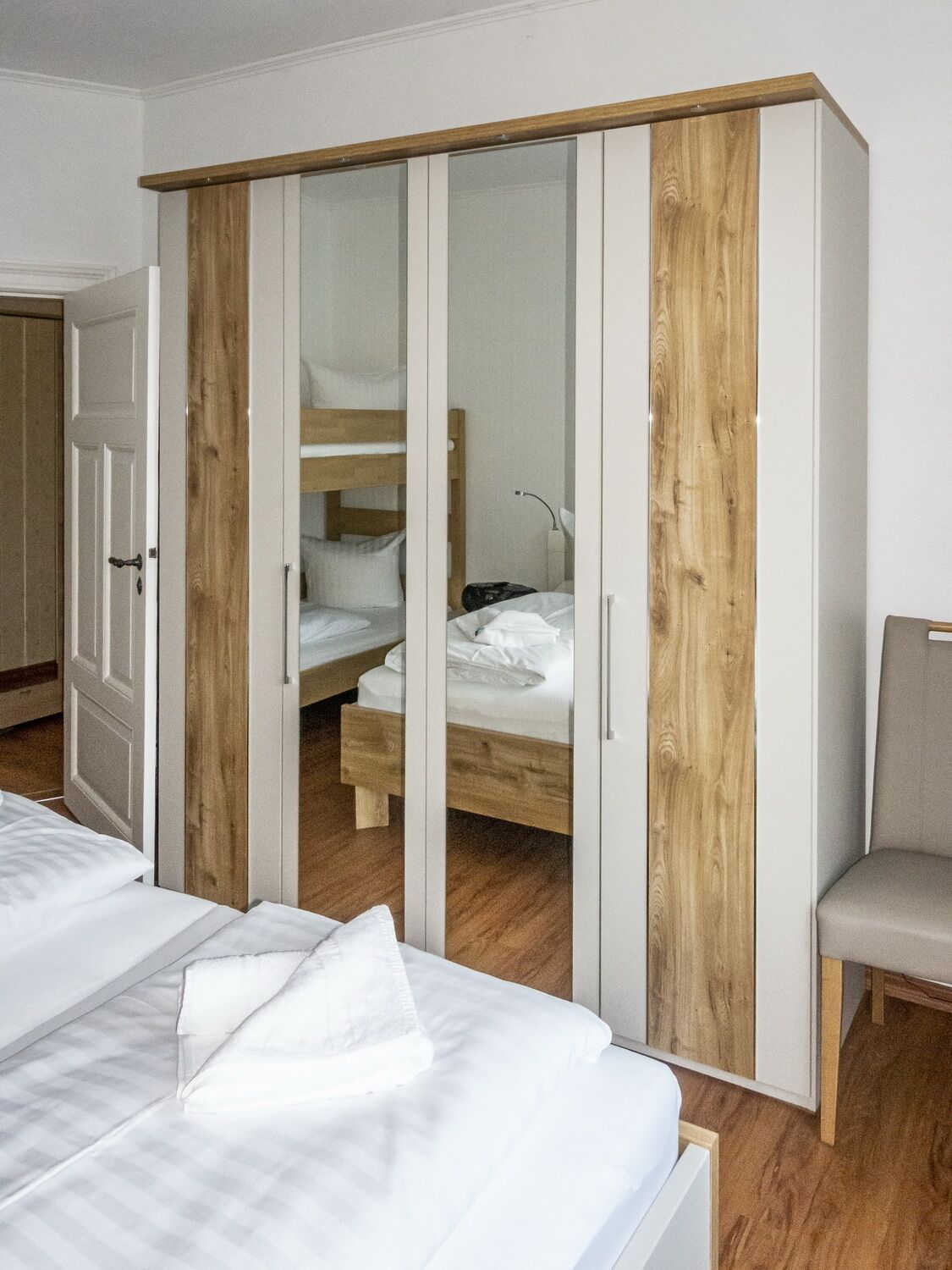 2 dormitorios, escritorio, tabla de planchar con plancha y cuna de viaje