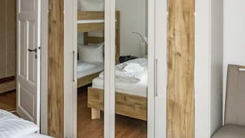 2 Schlafzimmer, Schreibtisch, Bügeleisen/Bügelbrett, Reisekinderbett