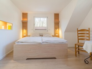 5 chambres, fer et planche à repasser, lit de bébé portatif