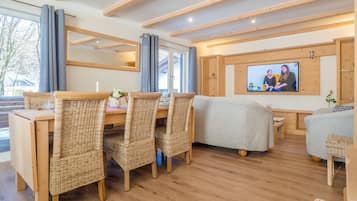 Fernseher, Tischfußball, Stereoanlage