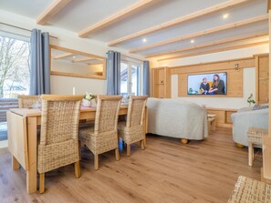 Tv, bordsfotboll och en stereo