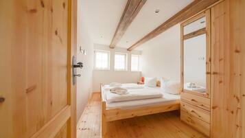 2 bedrooms, travel crib, free WiFi