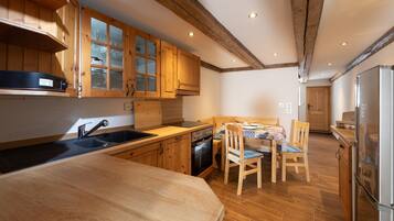 Fridge, oven, stovetop, dishwasher