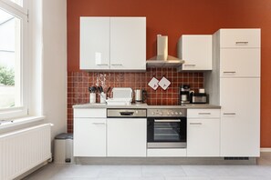 Kjøleskap, ovn, kokeplater og oppvaskmaskin