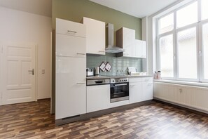 ثلاجة، فرن، موقد طهي مسطح، غسالة أطباق