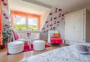 2 bedrooms, travel crib, free WiFi