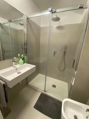 Dusche, kostenlose Toilettenartikel, Haartrockner, Bidet