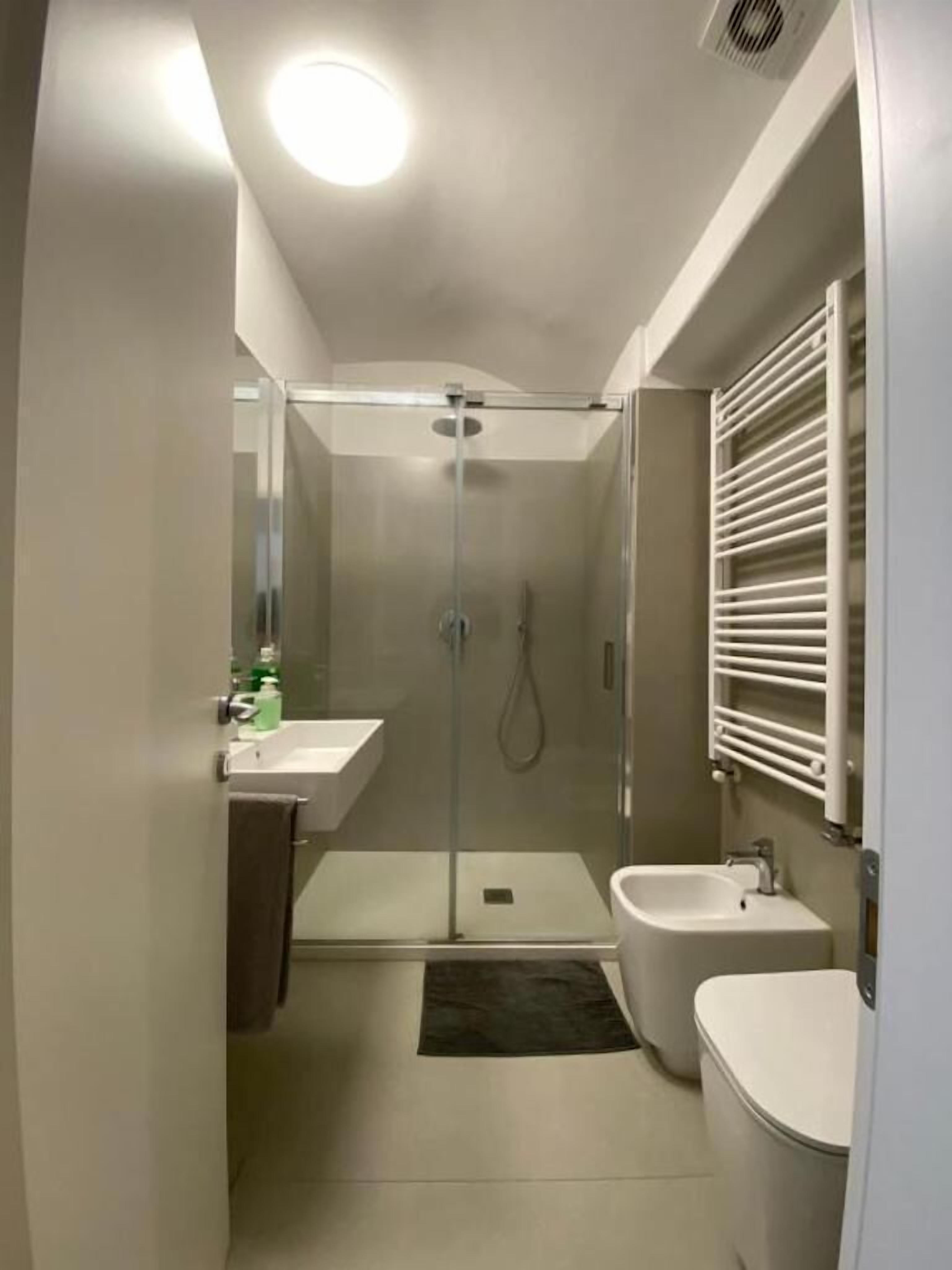 Dusche, kostenlose Toilettenartikel, Haartrockner, Bidet