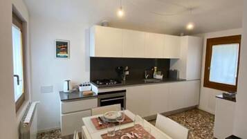 Frigorifero, microonde, forno, piano cottura