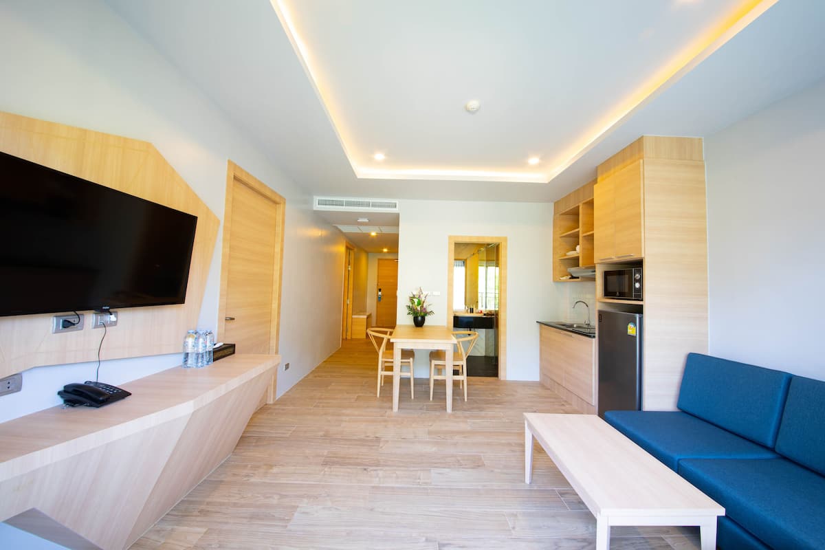 Family Suite, 2 Bedrooms | Living area | 32-inch TV with digital channels