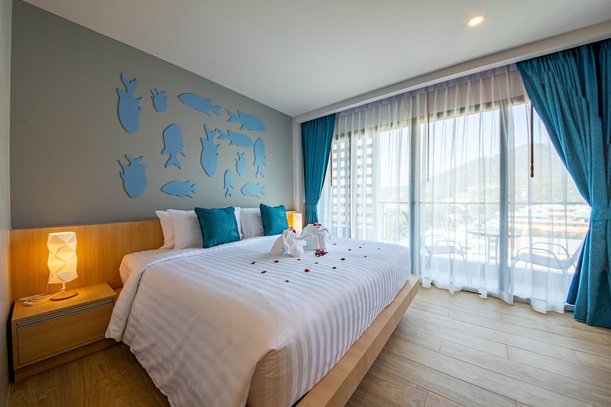Superior Double Room, Sea View | Minibar, in-room safe, individually decorated, desk