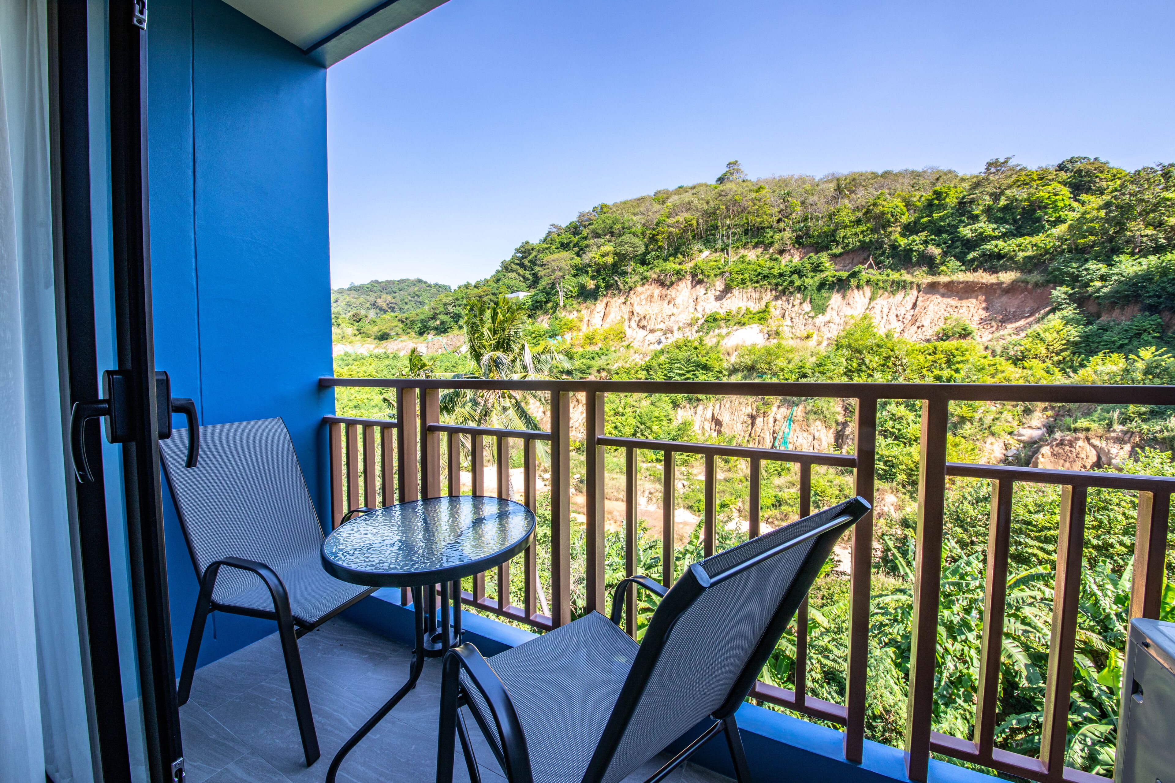 Executive Room with Mountain View | Minibar, in-room safe, individually decorated, desk