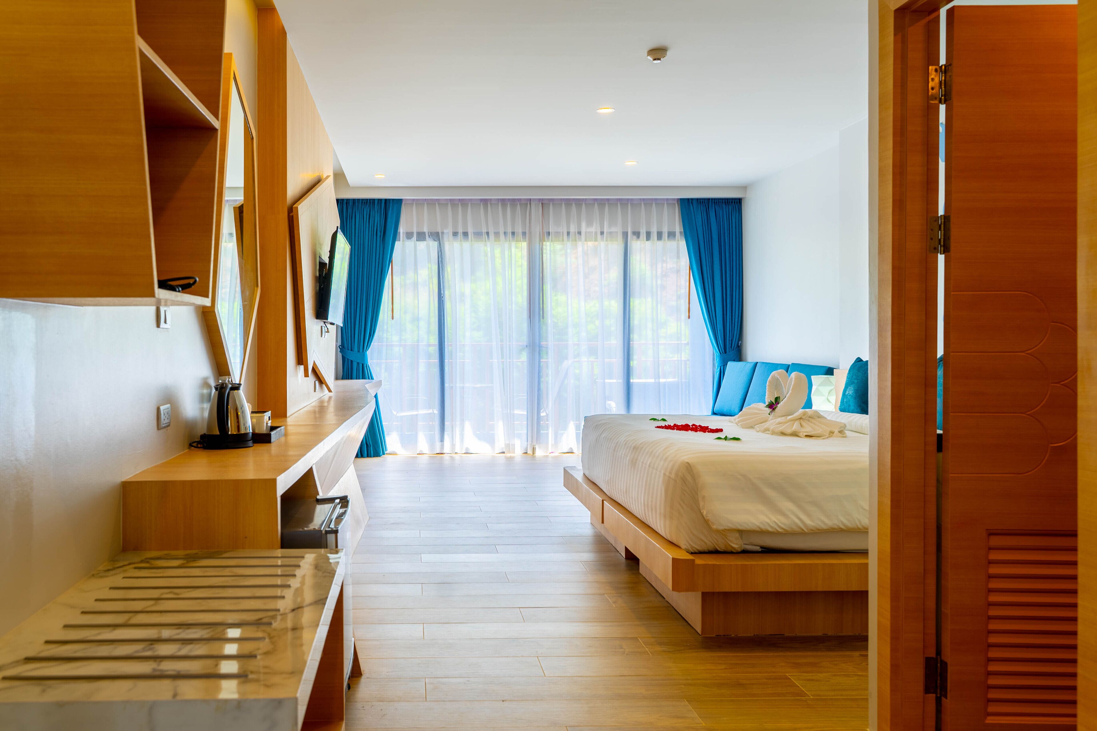 Executive Room with Mountain View | Minibaari, tallelokero huoneessa, yksilöllisesti sisustettu, työpöytä