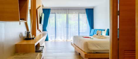 Executive Room with Mountain View | Minibaari, tallelokero huoneessa, yksilöllisesti sisustettu, työpöytä