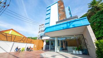 Vista frontal de la propiedad