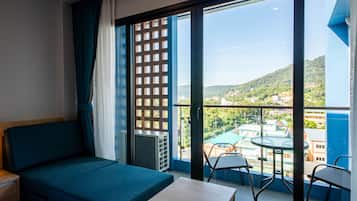 Minibar, caja de seguridad en la habitación y decoración personalizada