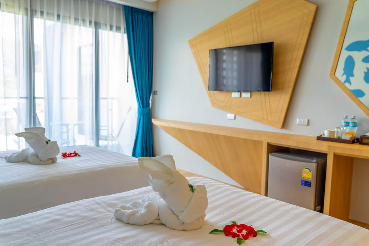 Deluxe Double or Twin Room, Sea View | Minibar, in-room safe, individually decorated, desk