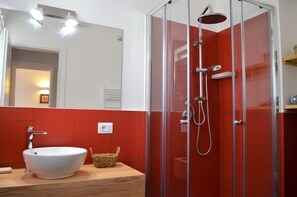 Amenidades de baño ecológicas, secadora de cabello, toallas 