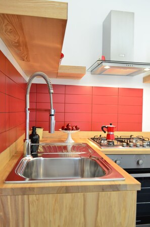 Kjøleskap, ovn, kokeplater og brødrister