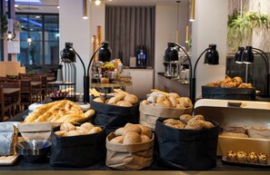 Petit déjeuner buffet servi tous les jours en supplément