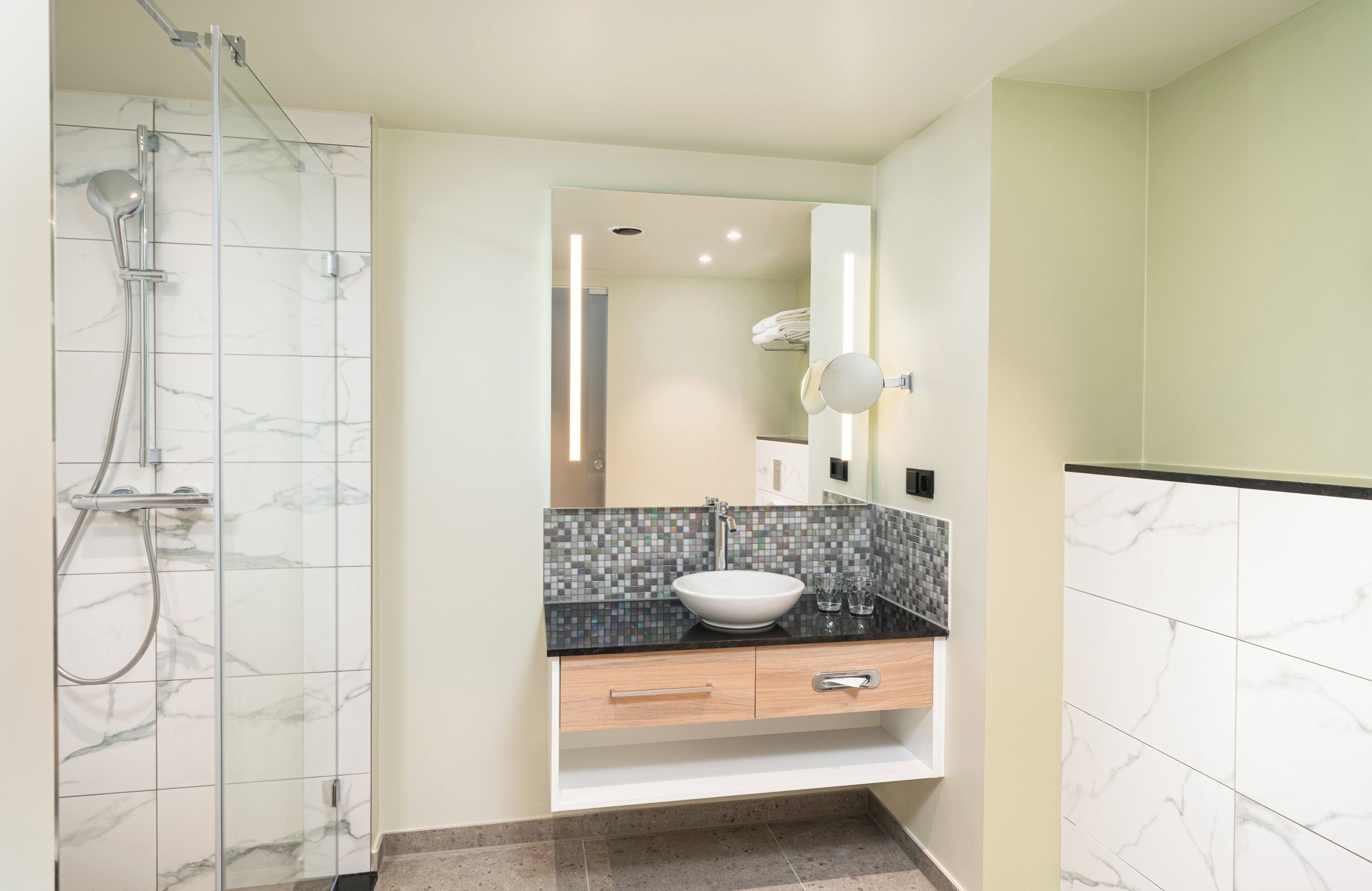 deluxe room | bathroom | shower, hair dryer, towels