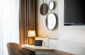 Superior Room | In-room safe, desk, soundproofing, free cots/infant beds - Leonardo Hotel Hamburg Altona (Hamburg)