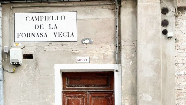 Un bâtiment rustique sur lequel on peut lire l’inscription suivante : « CAMPIELLO DE LA FORNASA VECA ».